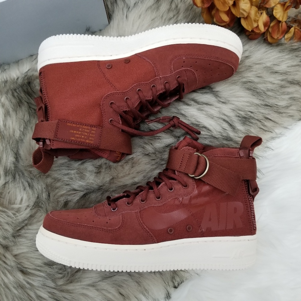 Nike SF Air Force 1 Mid Shoes - Picture 6 of 8